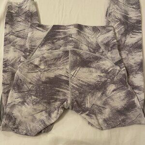 Lululemon leggings white/grey pattern mesh on bottom of leg Size:6